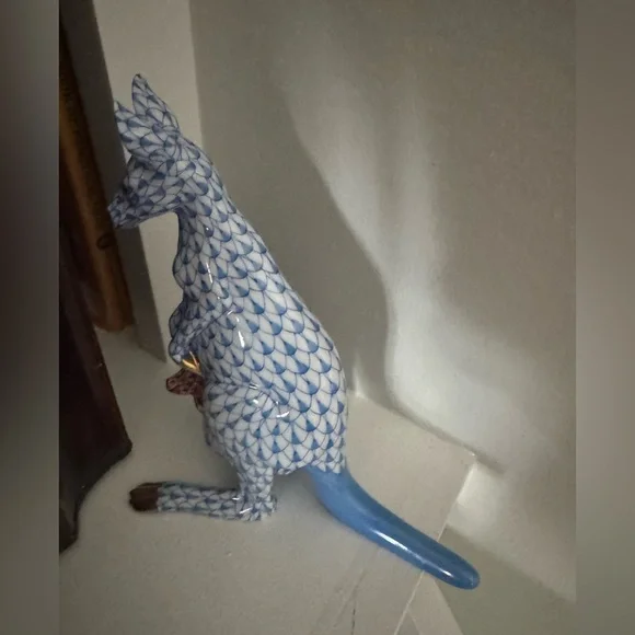 Herend Blue and Rust Kangaroo mama and baby Figurine with 24K gold detail - Picture 2 of 11